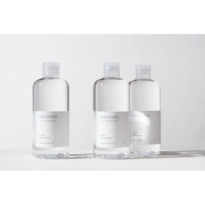 Mixsoon Centella Cleansing Water 300 ml alkoholfritt rengöringsvatten i tre klara plastflaskor med vita etiketter