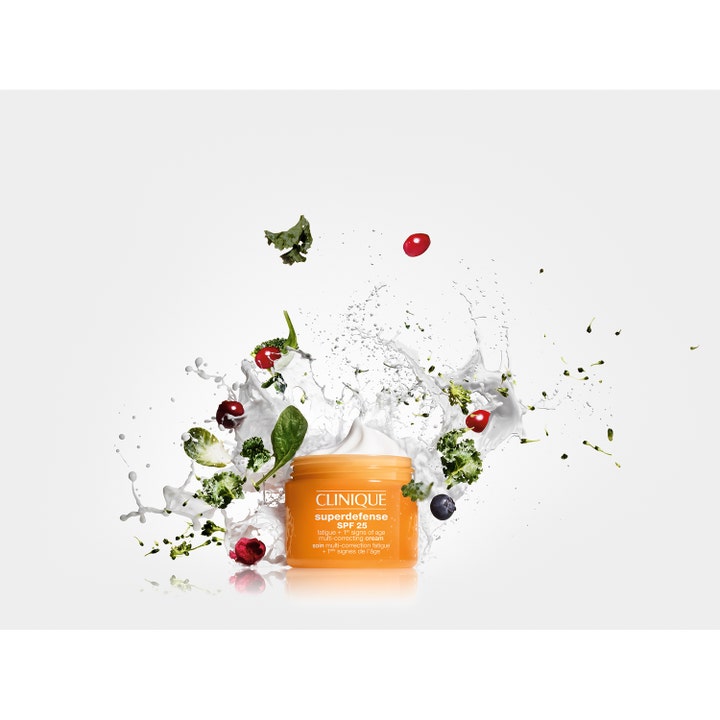 Clinique Superdefense SPF25 50 ml anti-trötthet dagkräm med solskydd i orange burk omgiven av bär och gröna blad