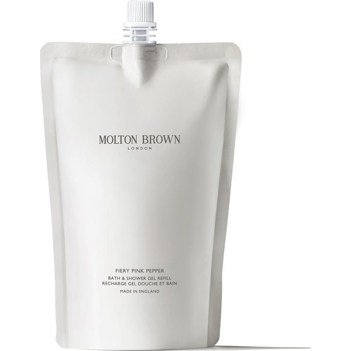 Molton Brown Fiery Pink Pepper refill doftande duschtvål i en vit mjuk plastförpackning med skruvkork.