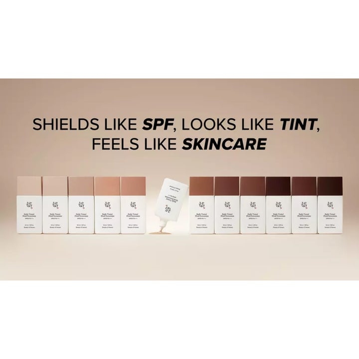 Beauty of Joseon Daily Tinted Fluid Sunscreen 50 ml tonad solkräm i elva nyanser med texten Shields like SPF