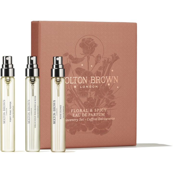 Molton Brown Floral & Spicy Discovery Set Eau de Parfum 22,5 ml parfymset med tre glasflaskor framför en terrakottafärgad box