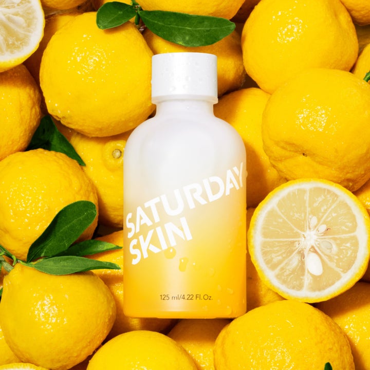Saturday Skin Yuzu Vitamin C Brightening Toner 125 ml ger lyster i frostad flaska omgiven av färska yuzufrukter