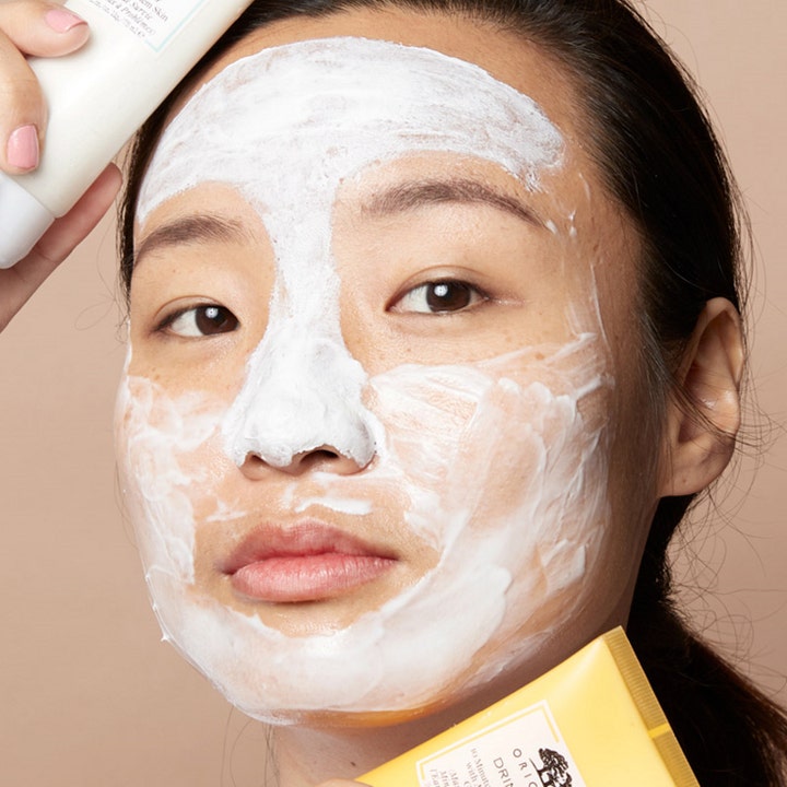 Origins Drink Up 10 Minute Mask 75 ml fuktgivande ansiktsmask visar krämig vit formula applicerad på huden.