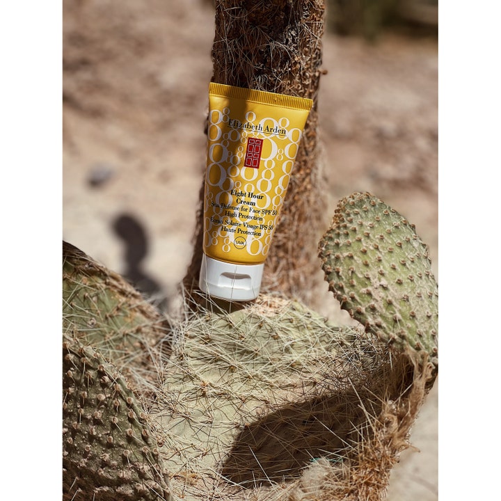 Elizabeth Arden Eight Hour Cream Sun Defense for Face 50 ml ansiktskräm med spf 50 i gul tub bland kaktusar