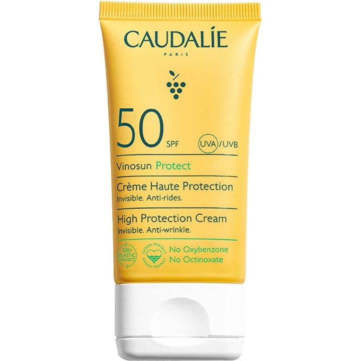 Caudalie Vinosun Protect SPF50 ansiktssolkräm hög skydd mot rynkor i en gul tub med vitt lock.
