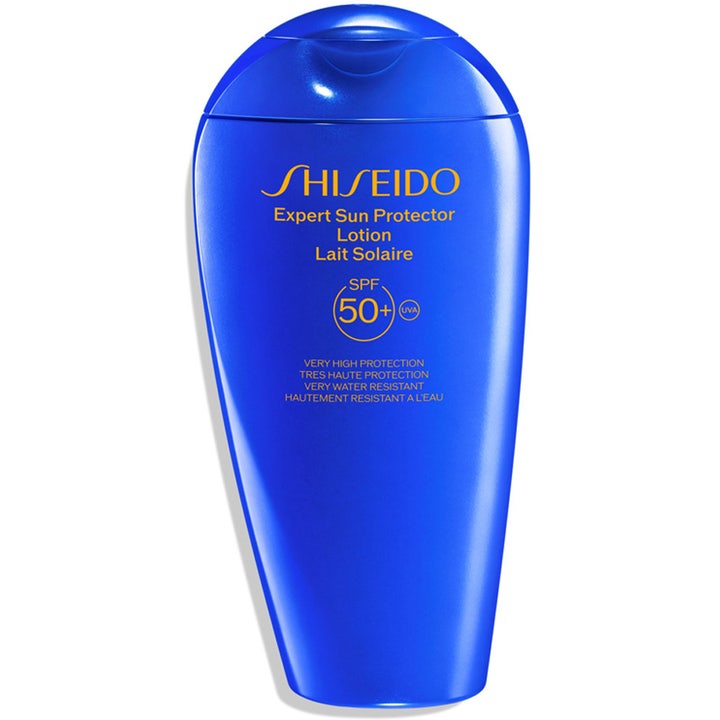 Shiseido Expert Sun Protector Lotion SPF 50+ solkräm spf 50 ansiktet i en blå rundad flaska med gul text.