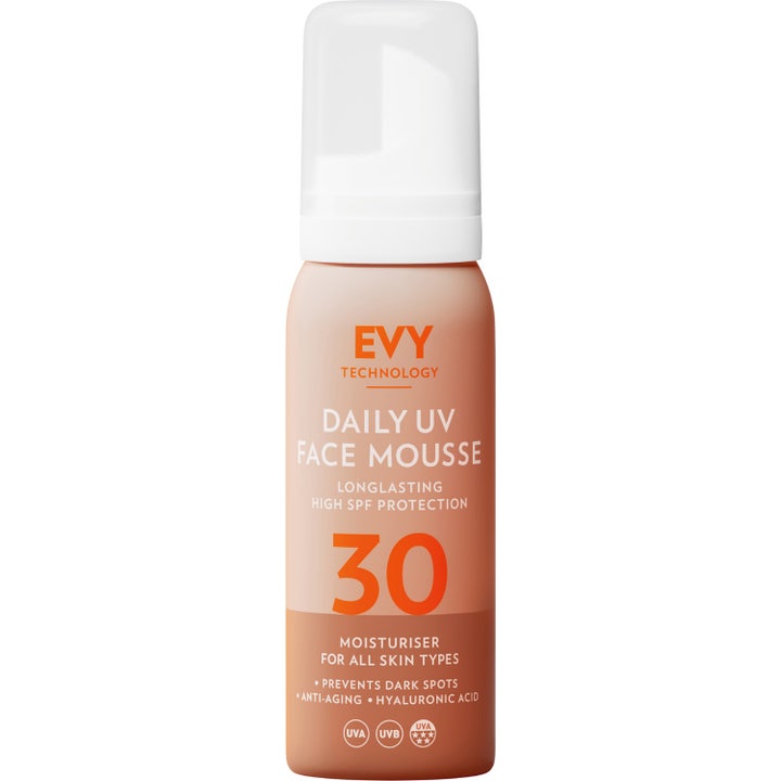EVY Daily UV Face Mousse evy solskydd ansikte alla hudtyper med spf anti-age i en persikofärgad flaska med vit kork.