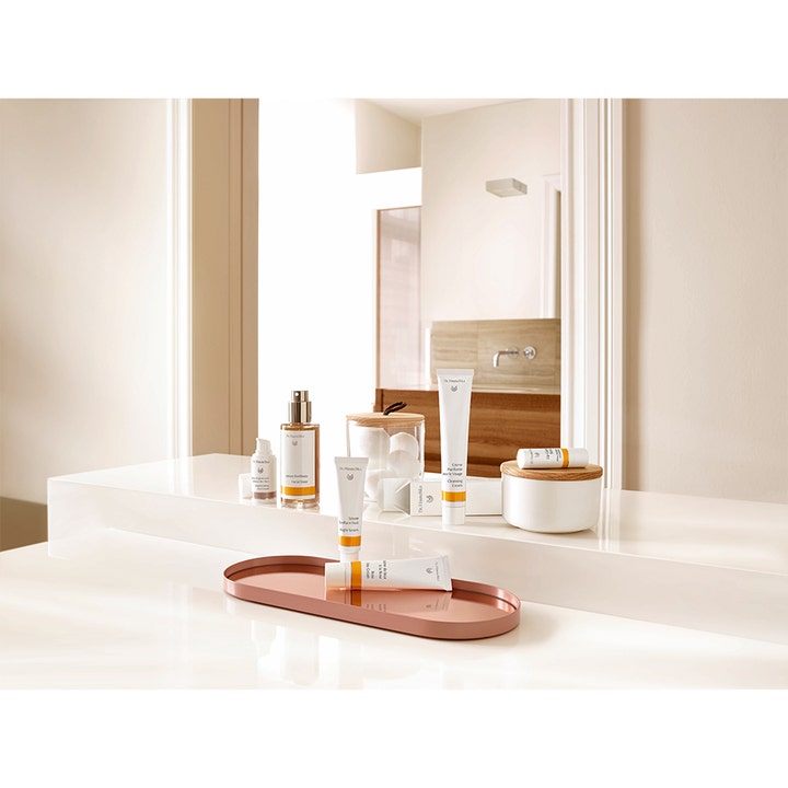 Dr. Hauschka Night Serum 20 ml fuktgivande nattserum för förnyelse i en ljus badrumsmiljö med andra produkter.