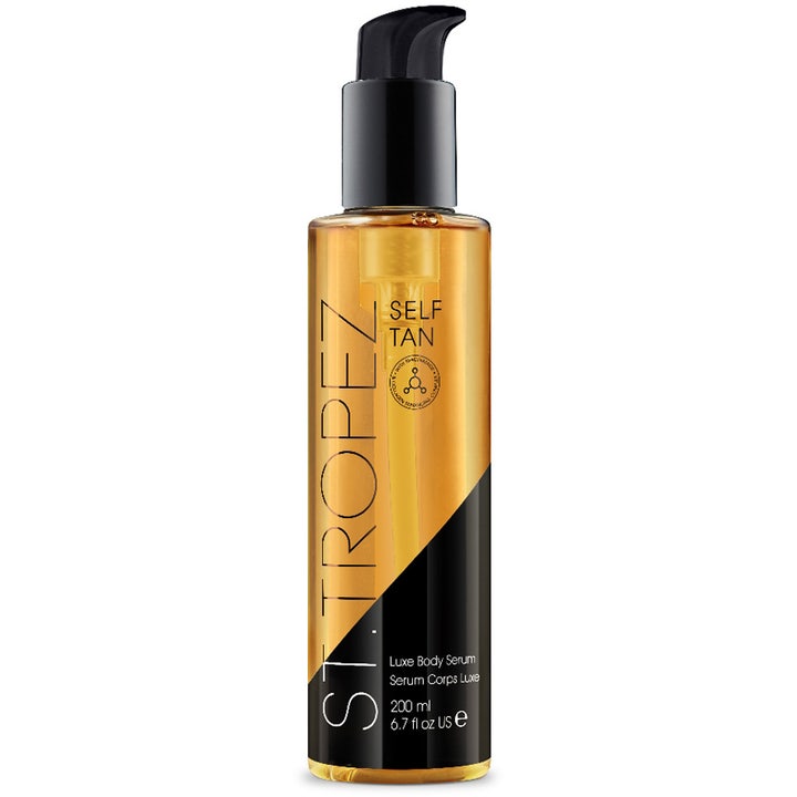 St.Tropez Luxe Body Serum 200 ml brun utan sol ger lyster i en genomskinlig flaska med svart pump.