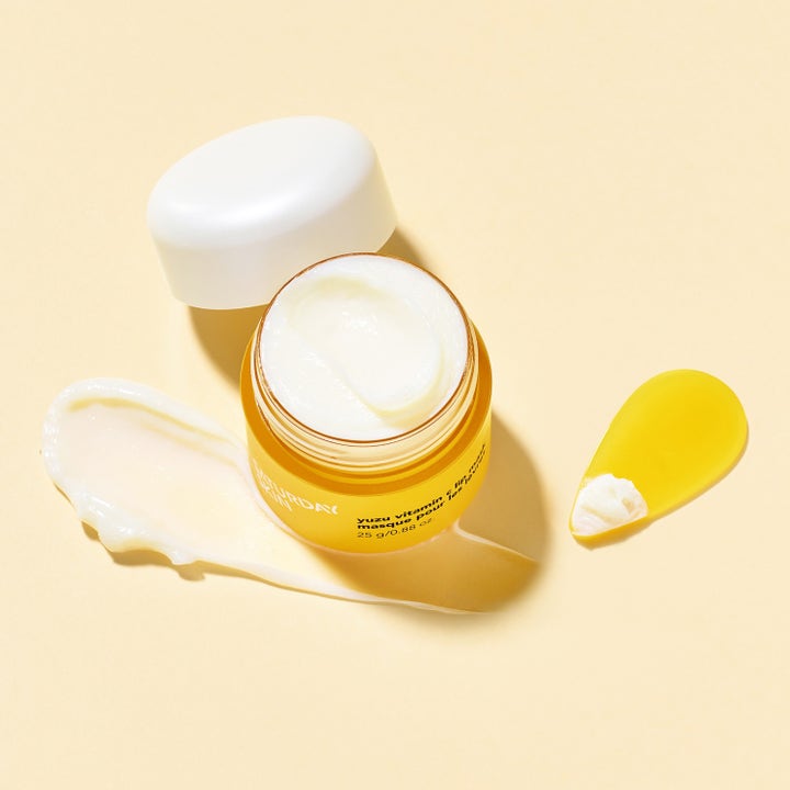 Saturday Skin Yuzu Vitamin C Lip Mask 25 g lystergivande läppmask i gul burk med krämig vit formula och spatel