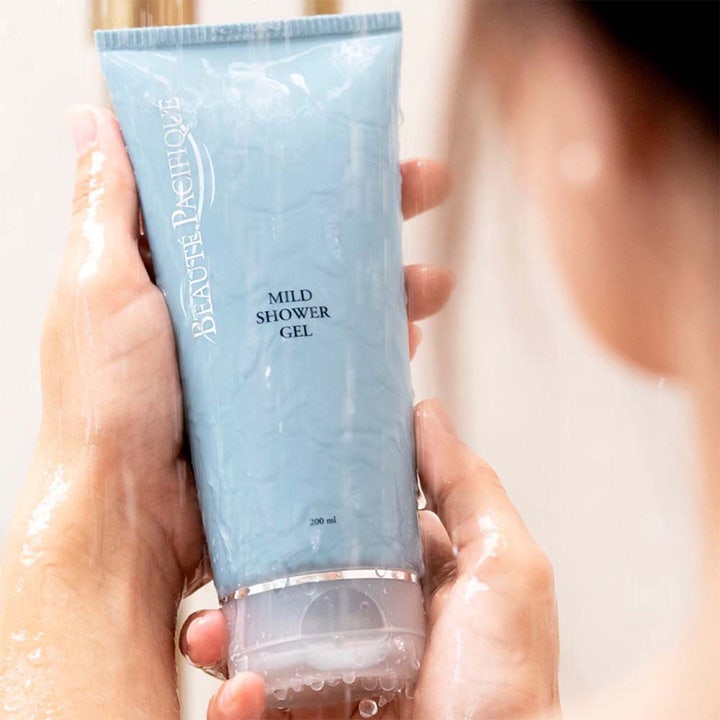 Beauté Pacifique Mild Shower Gel 200 ml lugnande duschtvål för torr hud i en ljusblå tub under rinnande vatten