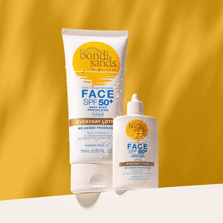 Bondi Sands SPF50+ Everyday Face Fluid 50 ml återfuktande ansiktsfluid med vitamin E mot gul bakgrund
