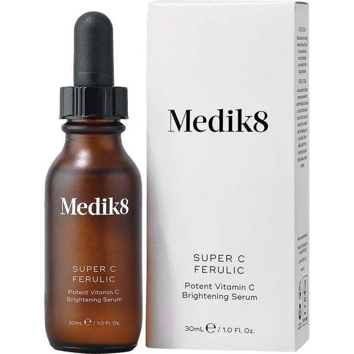 Medik8 Super C Ferulic 30 ml vitamin c serum anti aging i brun glasflaska med pipett bredvid vit kartong