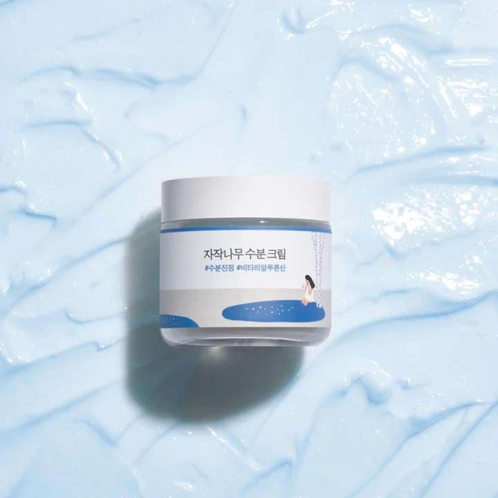 Round Lab Birch Juice Moisturizing Cream 80 ml fuktgivande ansiktskräm björksaft i burk på ljusblå krämig textur.