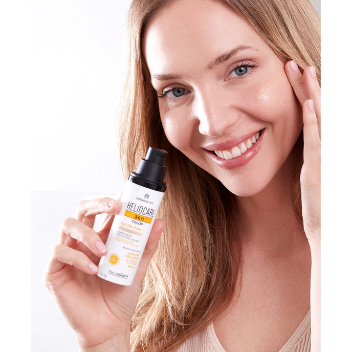 Heliocare Gel Oil-Free SPF 50+ Beige 50 ml beige oljefri solkräm som ger jämn ton när den appliceras på kinden.