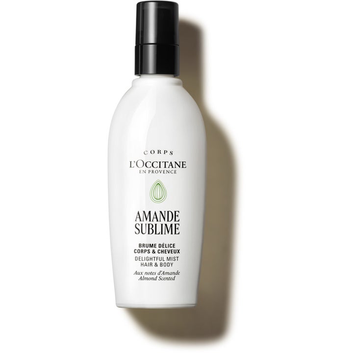 L'Occitane Amande Sublime Delightful Mist parfymspray för kropp och hår som ger en mild mandeldoft i vit flaska med svart kork.