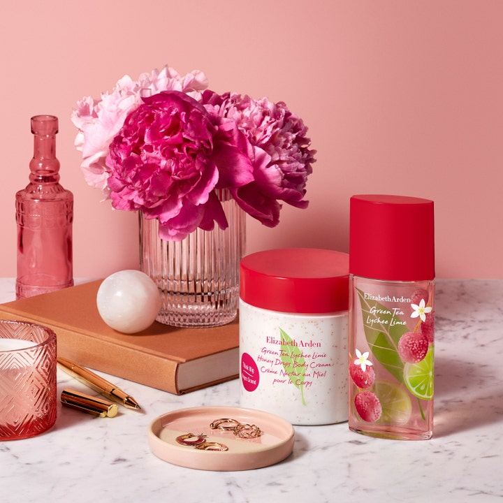 Elizabeth Arden Green Tea Lychee Lime 500 ml doftande kroppslotion för torr hud i vit burk med rött lock och pioner.