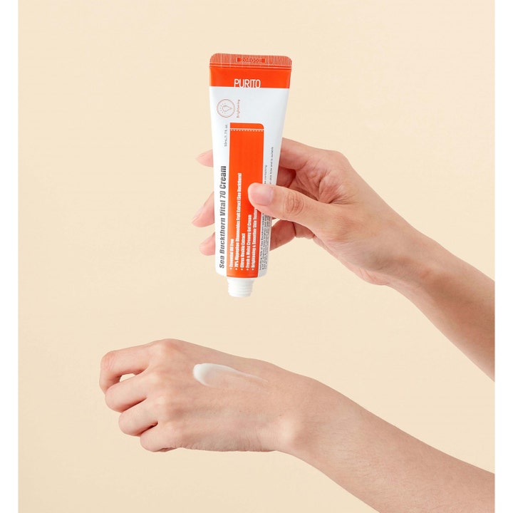 Purito Sea Buckthorn Vital 70 Cream 50 ml lystergivande dagkräm i orange tub med vit krämig textur på en hand