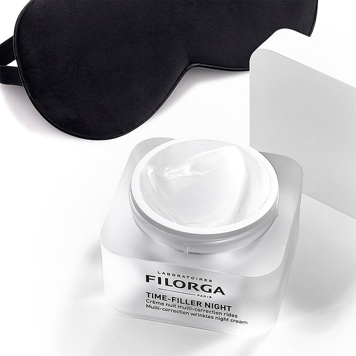 Filorga Time-Filler Night 50 ml filorga anti-rynk nattkräm med fyllig vit textur i frostad burk och svart sovmask.