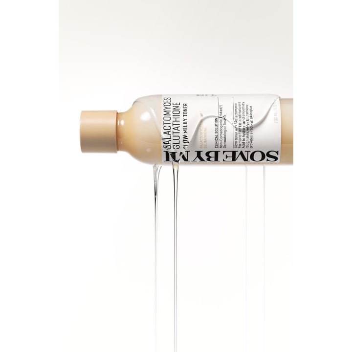 Some By Mi Galactomyces Glutathione Glow Milky Toner 200 ml lystergivande toner med mjölkig vätska som rinner ur flaskan