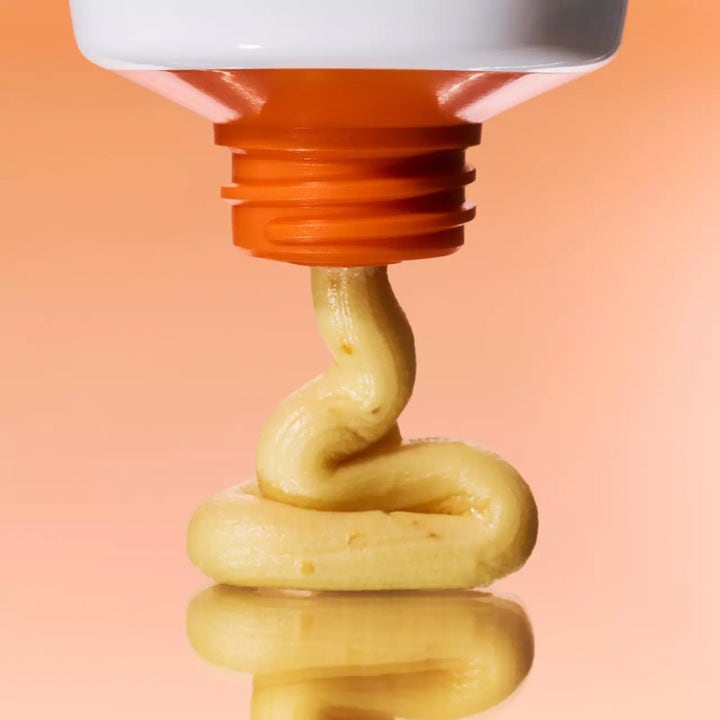Klairs Freshly Juiced Vitamin Mask Cleanser 150 ml ansiktsrengöring med krämig gul textur ur en orange tuböppning.