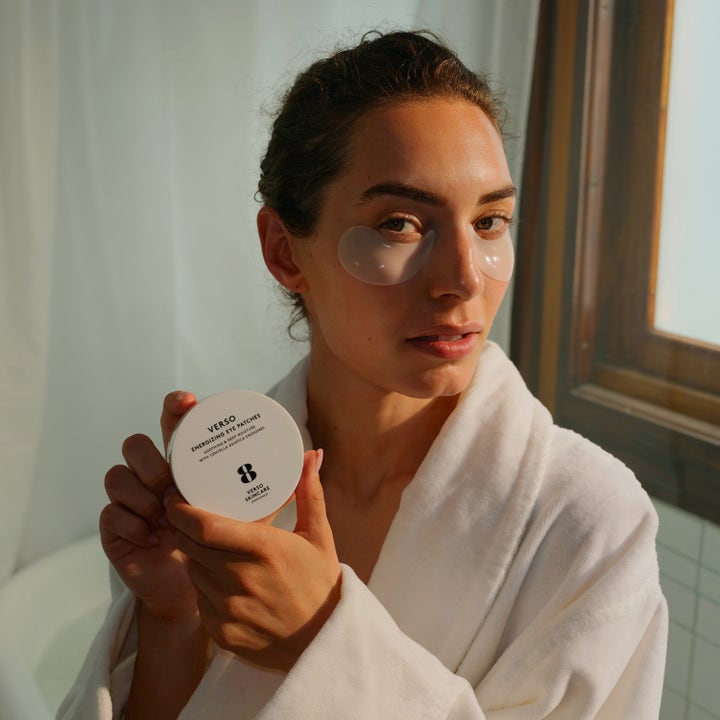 Verso N°8 Energizing Eye Patches 30 st återfuktande ögonmask med Centella Asiatica på kvinna som håller i burken