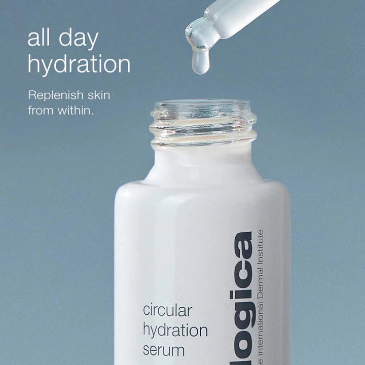 Dermalogica Circular Hydration Serum 2 x 10 ml ger fukt med en klar droppe från pipett ner i vit flaska
