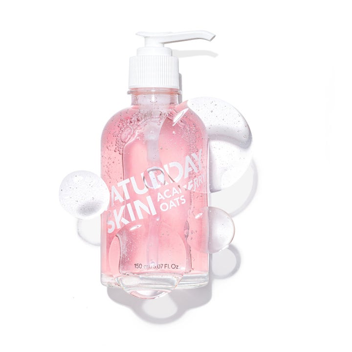 Saturday Skin Acai Berry + Oats Gel Cleanser 150 ml ansiktsrengöring i pumpflaska med klickar av lystergivande rosa gel.