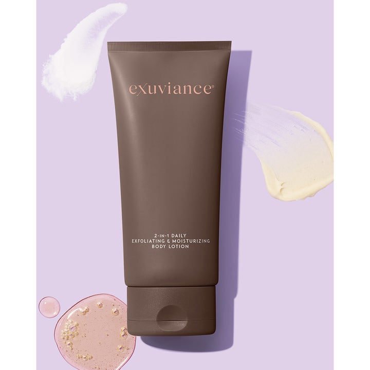 Exuviance 2 in 1 Daily Body Lotion 177 ml 2-i-1 exfolierande kräm i brun tub med krämiga textursvep på lila bakgrund.