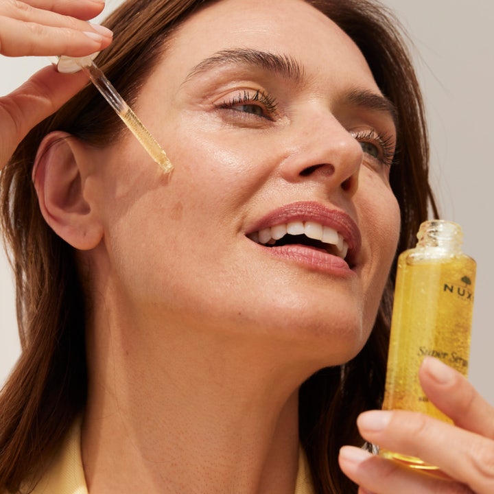 Nuxe Super Serum 50 ml nuxe anti aging serum ger lyster med guldglittrande mikropärlor i glasflaska med pipett.