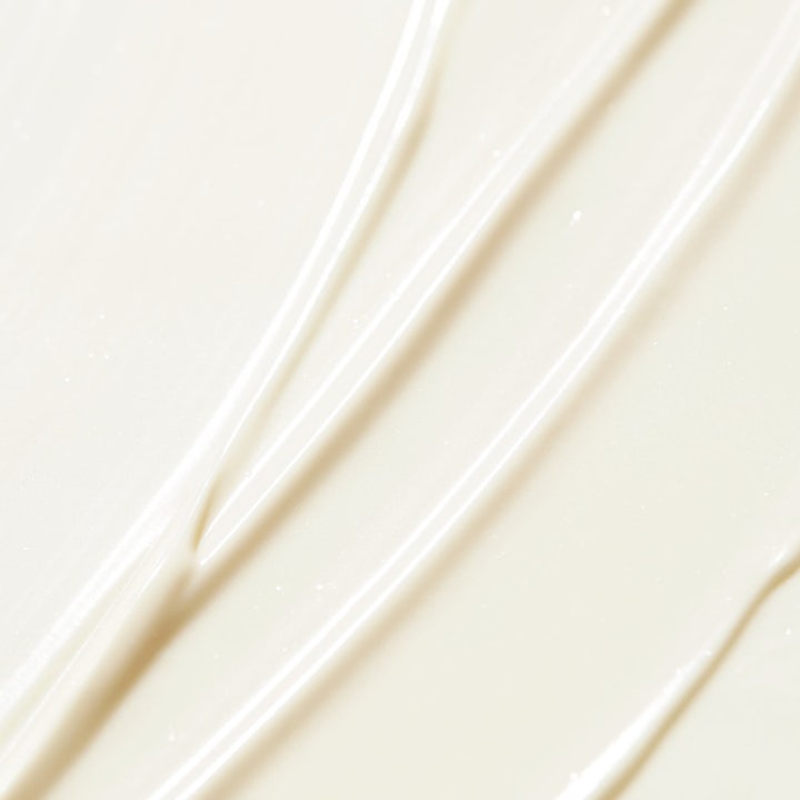 Nuxe Sun Fluid 50 ml solskydd med SPF 50 ger anti-age skydd i en orange ytterförpackning av papp.