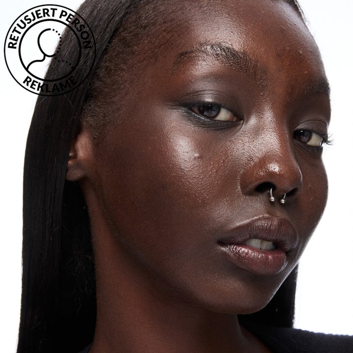 MAC Cosmetics Get Unready Micellar Water Wipes sminkborttagning som ger ren hy med lyster på person med mörk hy