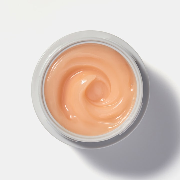 Elizabeth Arden Eight Hour Cream Nighttime Miracle Moisturizer 50 ml återfuktande nattkräm med persikofärgad krämig textur.