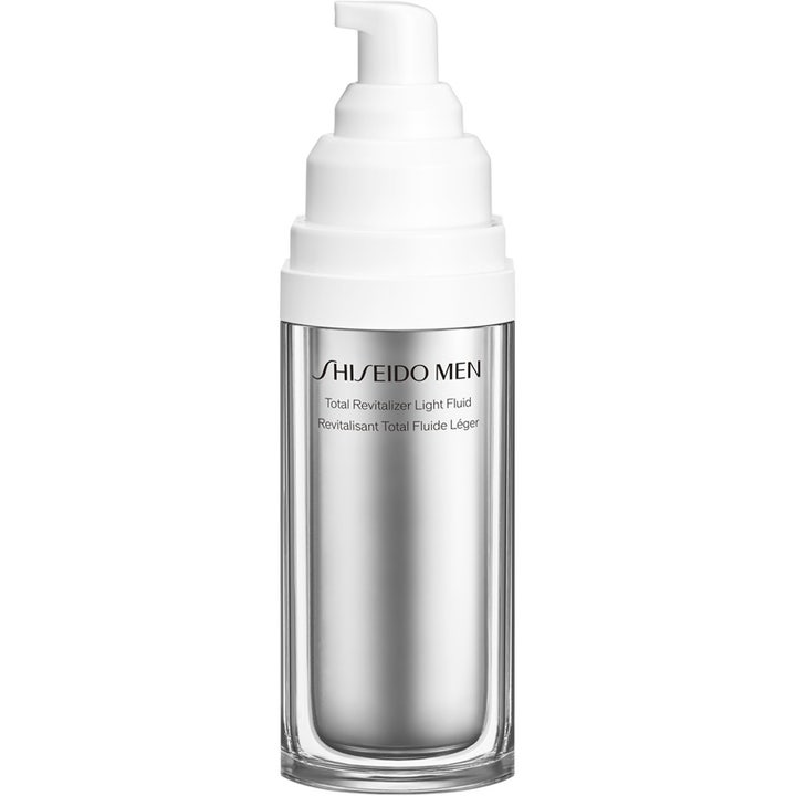 Shiseido Men Total Revitalizer Light Fluid 70 ml är en ansiktslotion med anti-aging egenskaper i silverflaska.