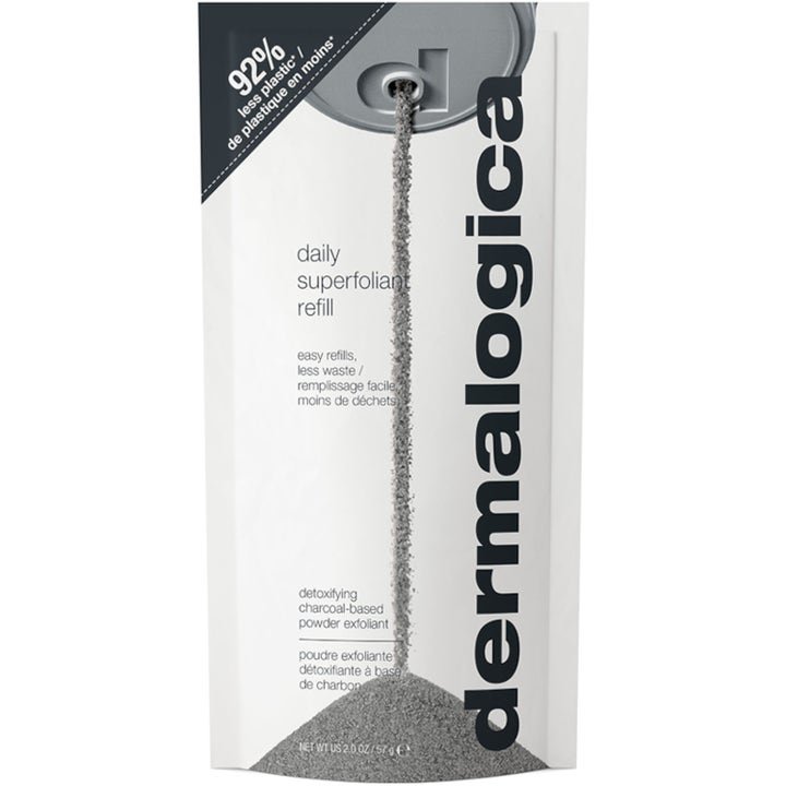Dermalogica Daily Superfoliant Refill 57g exfolierande pulver hälls ur en vit refillpåse.