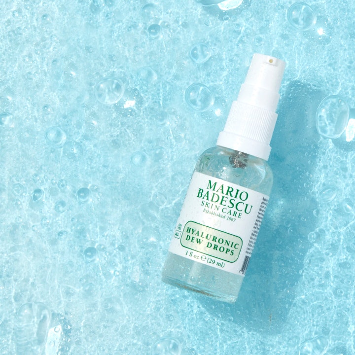 Mario Badescu Hyaluronic Dew Drops 29 ml fuktgivande serum i glasflaska omgiven av svala, ljusblå vattenbubblor.