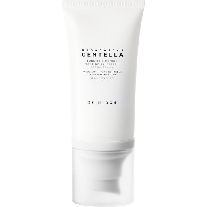 SKIN1004 Madagascar Centella Tone Brightening Tone-Up Sunscreen 50 ml ger lyster i vit tub med pump och frostat lock.