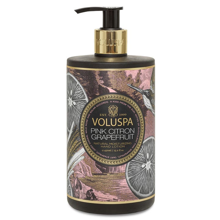 Voluspa Pink Citron Grapefruit 450 ml återfuktande voluspa handkräm i svart pumpflaska med gulddetaljer och rosa mönster.