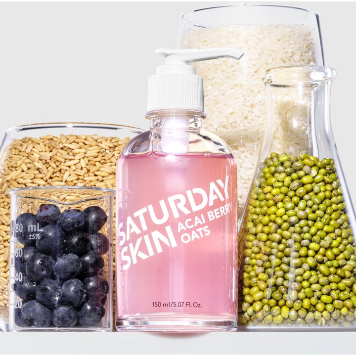 Saturday Skin Acai Berry + Oats 150 ml antioxidantrik rengöringsgel i pumpflaska omgiven av bär och havre i glaskärl.