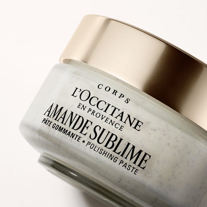 L'Occitane Almond Polishing Paste 200 ml exfolierande kroppsskrubb med mandel i glasburk med guldfärgat lock.
