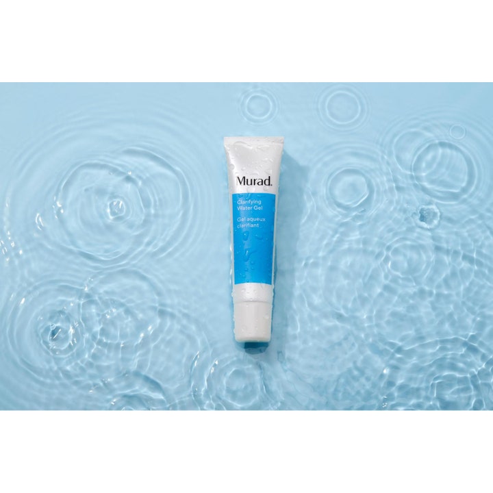 Murad Clarifying Water Gel 60 ml oljefri dagkräm med salicylsyra för oren hud i vit tub i krusande vatten.