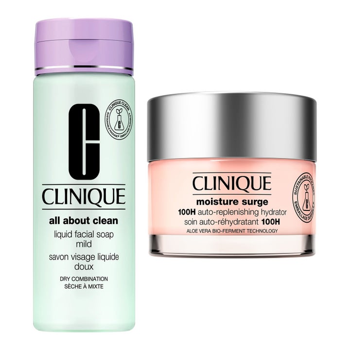 Clinique All About Clean mild ansiktstvål i grön flaska och Moisture Surge återfuktande ansiktskräm i rosa glasburk.