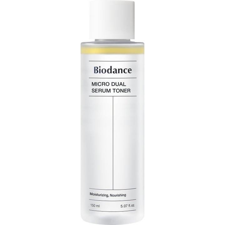 Biodance Micro Dual Serum Toner 150 ml återfuktande ansiktsvatten i frostad flaska med vit kork och gult oljeskikt