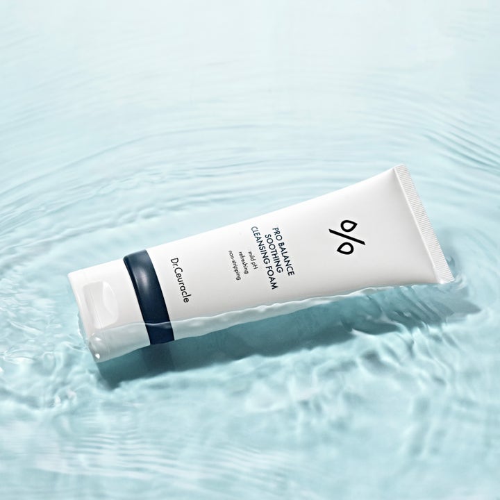 Dr. Ceuracle Pro Balance Soothing Cleansing Foam 150 ml balancerande ansiktsrengöring i vit tub i krusande vatten