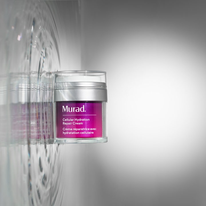 Murad Cellular Hydration Repair Cream 50 ml i lila burk som ger fukt framför en speglande vattenyta