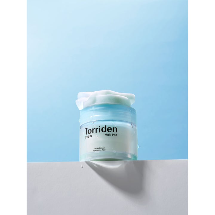Torriden DIVE-IN Multi Pad 160 ml återfuktande tonerpads i ljusblå burk med mjuka pads vilande på toppen.