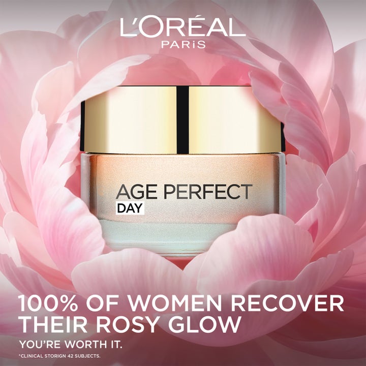 L'Oréal Paris Age Perfect Golden Age 50 ml återfuktande dagkräm i glasburk centrerad i en rosa blomma
