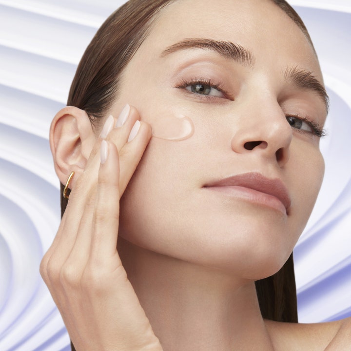 Lancôme Rénergie HCF Triple Serum 20 ml anti aging serum fasthet appliceras på kinden av en kvinna.