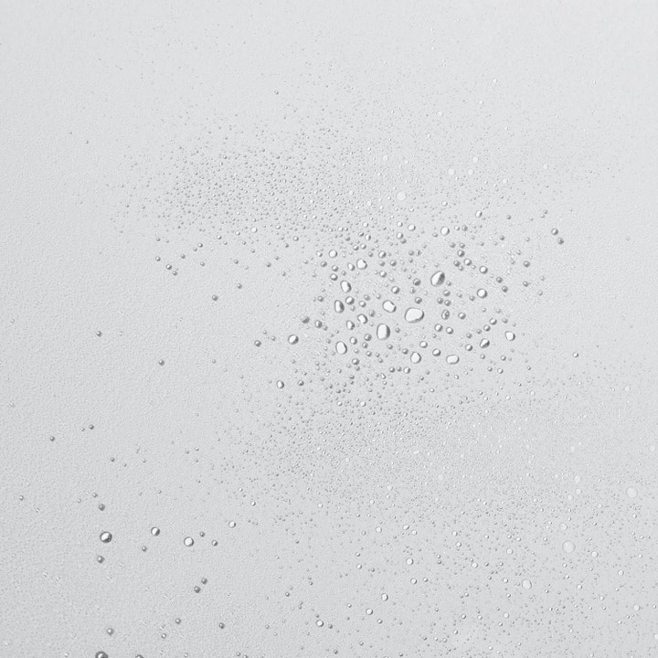 Dermalogica UltraCalming Mist 177 ml lugnande ansiktsmist som bildar en textur av fina, klara vattendroppar.