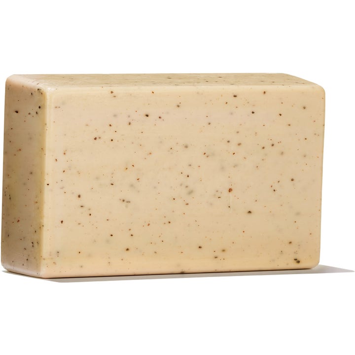 Molton Brown Re-charge Black Pepper Bodyscrub Bar 250 g exfolierande bodyscrub för män i form av beige fast tvål med korn.